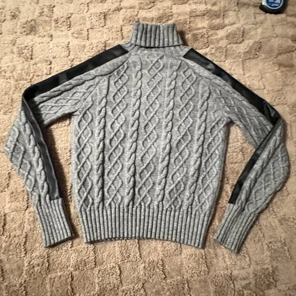 Like New Evereve Turtleneck Harlow Gray Cable Knit Sweater Leather Sleeve Size S - Picture 4 of 10